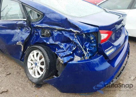 2015 Ford Fusion S z USA, uszkodzony, nr VIN 3FA6P0G70FR242519